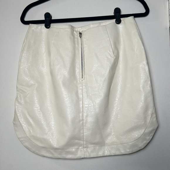 Blush Boutique Off White Pleather Mini Skirt Size Large - Picture 4 of 8